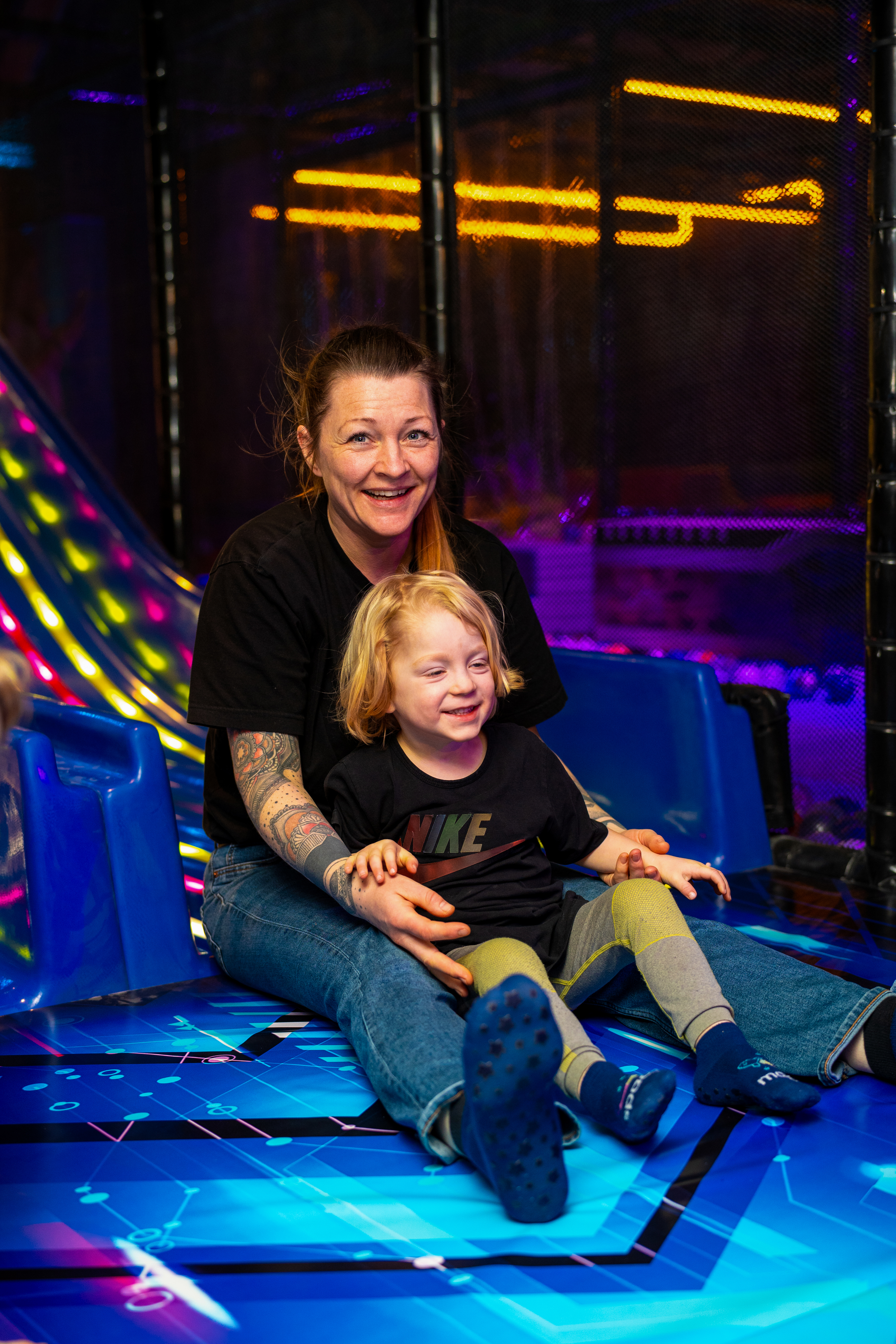 Kind lacht auf der Rutsche im Space Magic Park