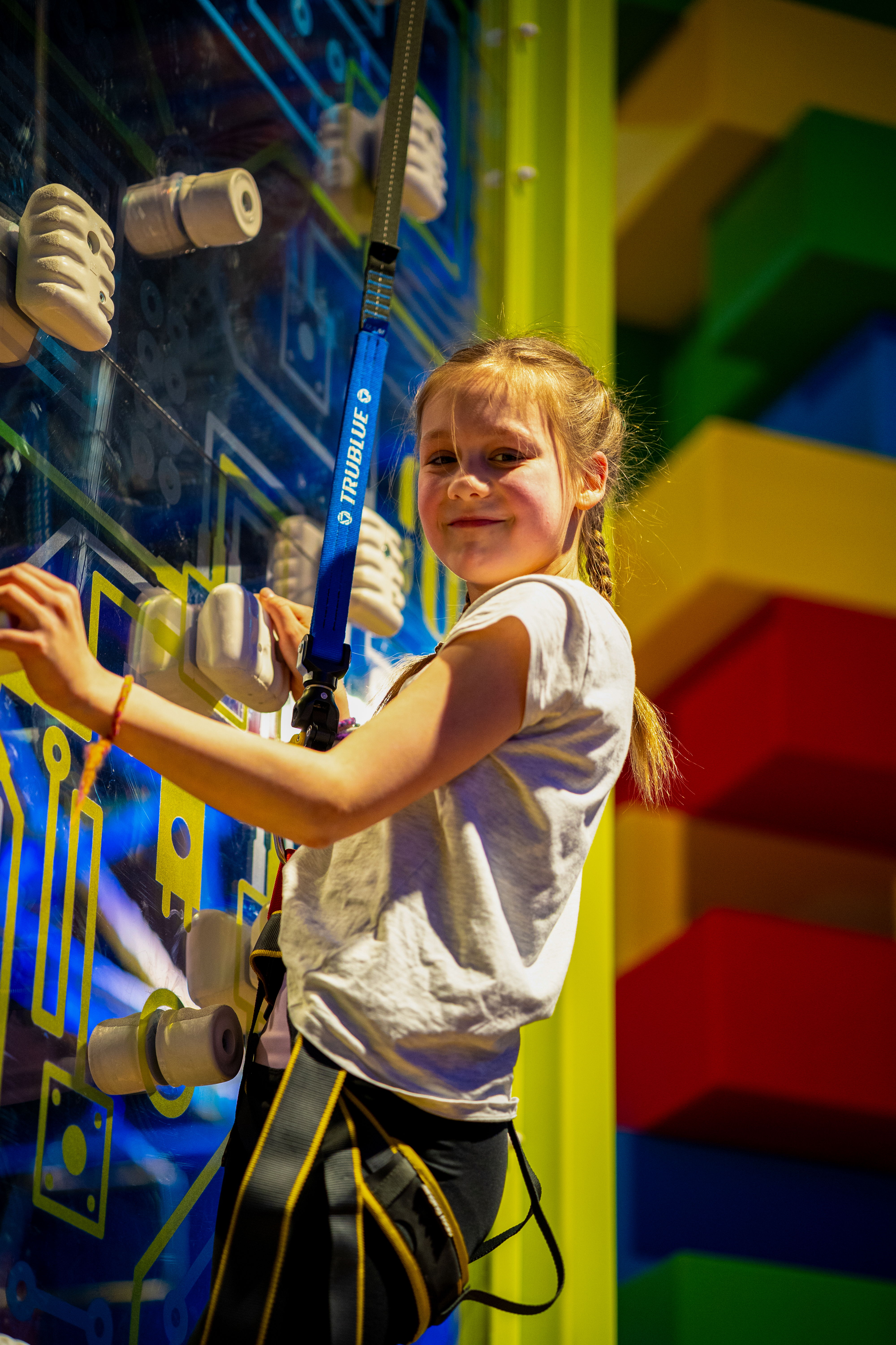 Mädchen an der Kletterwand